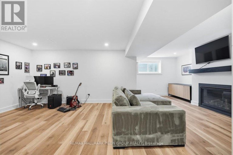 29379151/296-cornice-street/mer-bleuebradley-estatesanderson-park/ottawa/ontario/K1W0R4_19