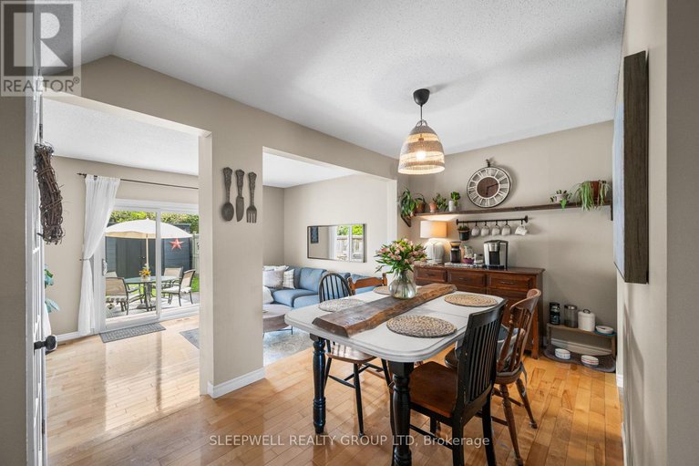 28378169/82-28-barrow-crescent/katimavik/ottawa/ontario/K2L2K1_13