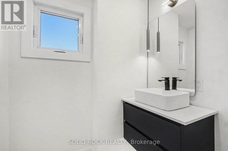 29669926/826-alpine-avenue/queensway-terrace-north/ottawa/ontario/K2B5R6_17