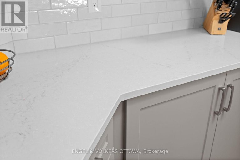 29671647/403-1-columbus-avenue/overbrook/ottawa/ontario/K1K4L1_16