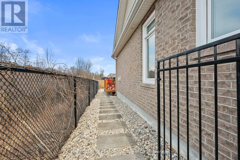 29645046/527-silverbell-crescent/blossom-parkkemp-parkfindlay-creek/ottawa/ontario/K1T0N9_44