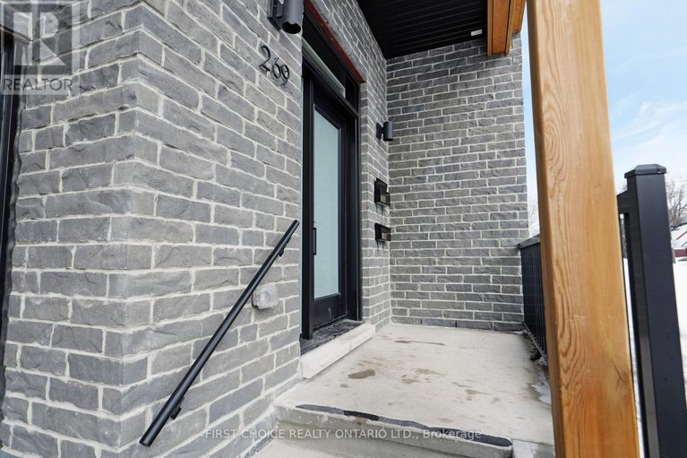 29428404/269-queen-mary-street/overbrookcastle-heights/ottawa/ontario/K1K1X1_4