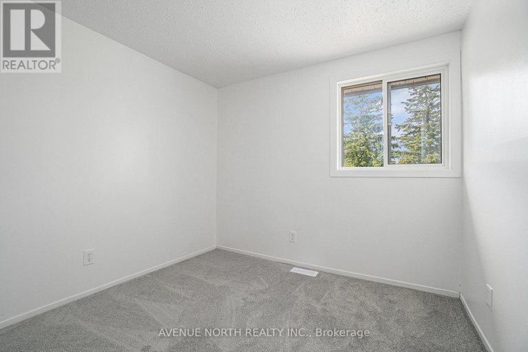28790025/1747-dondale-st-street/pineview/ottawa/ontario/K1B5H7_17