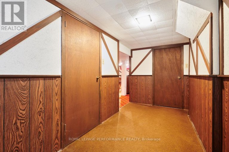 29450823/9-kilmory-crescent/borden-farmstewart-farmcarleton-heightsparkwood-hills/ottawa/ontario/K2E6M9_26