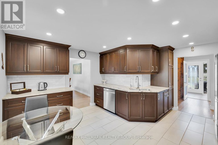 28989053/118-queensline-drive/bruce-farmgraham-parkqualicumbellands/ottawa/ontario/K2H7J5_14