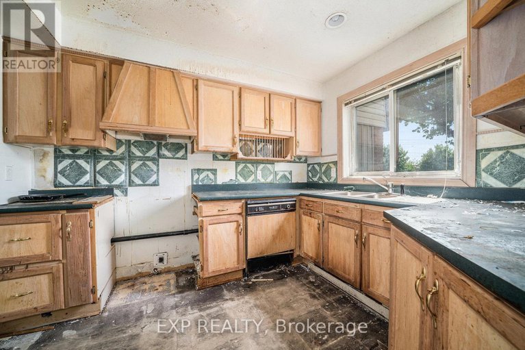 28577160/4e-39-woodvale-green/craig-henrywoodvale/ottawa/ontario/K2G4G8_9