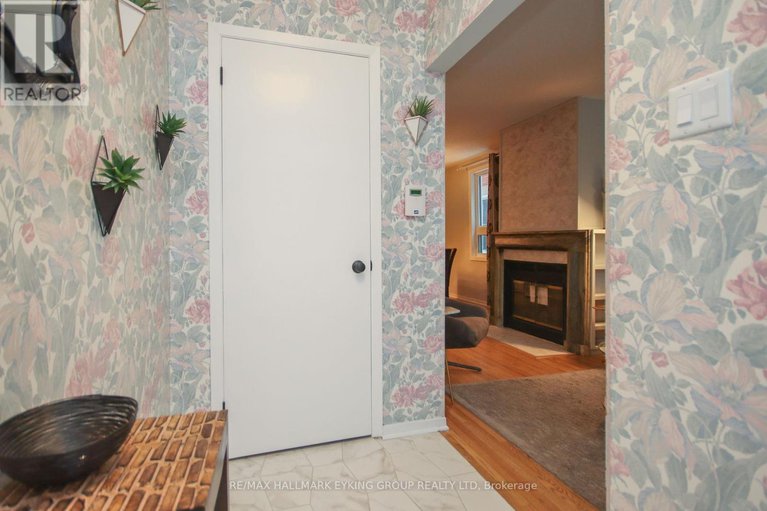 28220496/239-york-street/lower-town/ottawa/ontario/K1N5T9_4