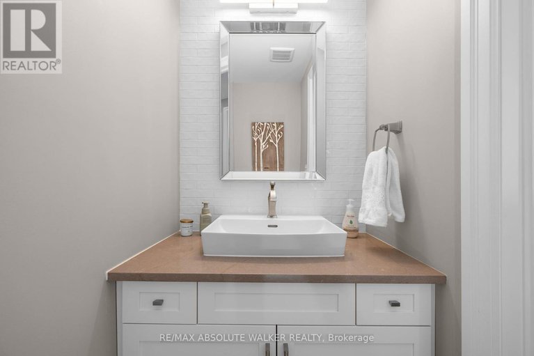 27990192/700-mcmanus-avenue/manotick-village-manotick-estates/ottawa/ontario/K4M0B2_24
