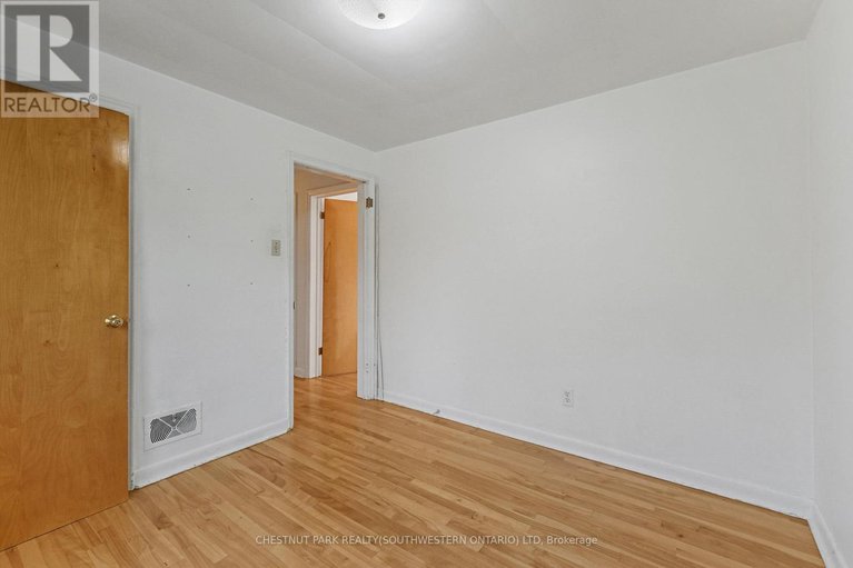 29207930/809-smyth-road-n/elmvale-acres/ottawa/ontario/K1G1P2_21