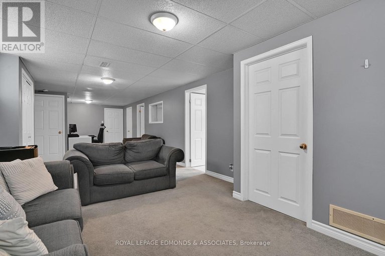 28381416/91-haramis-drive/renfrew/renfrew/ontario/K7V4M4_25