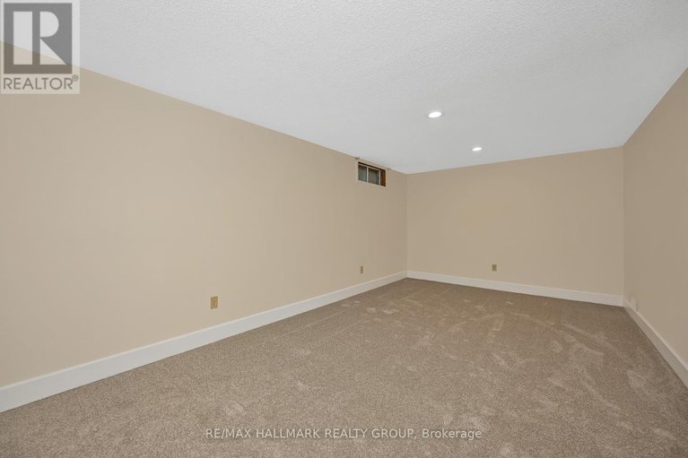 29051310/698-malibu-terrace/courtland-park/ottawa/ontario/K2C3T8_35