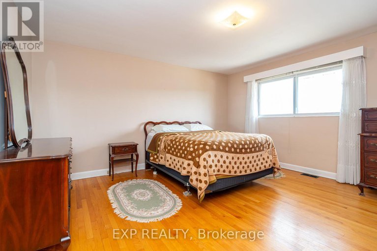 28904328/1008-riddell-avenue-s/mckellar-heightsglabar-park/ottawa/ontario/K2C2J5_12