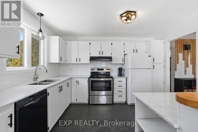 29432608/584-holmes-street/winchester/north-dundas/ontario/K0C2K0_11