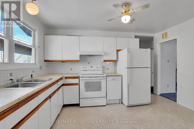 29432299/116-old-colony-road/glencairnhazeldean/ottawa/ontario/K2L1M2_17