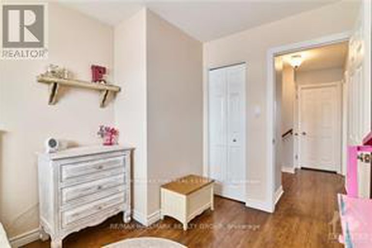 29328139/841-balsam-drive/chatelaine-village/ottawa/ontario/K1E1B8_14