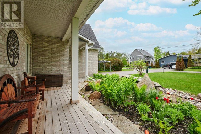 29143197/6099-james-bell-drive/manotick-south-to-roger-stevens/ottawa/ontario/K4M1B3_4