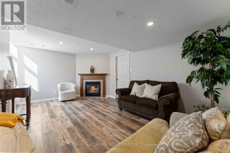 28985545/104-esterbrook-drive/mer-bleuebradley-estatesanderson-park/ottawa/ontario/K1W0A9_38