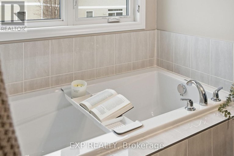 29383011/118-discovery-crescent/stittsville-north/ottawa/ontario/K2S0Z9_32