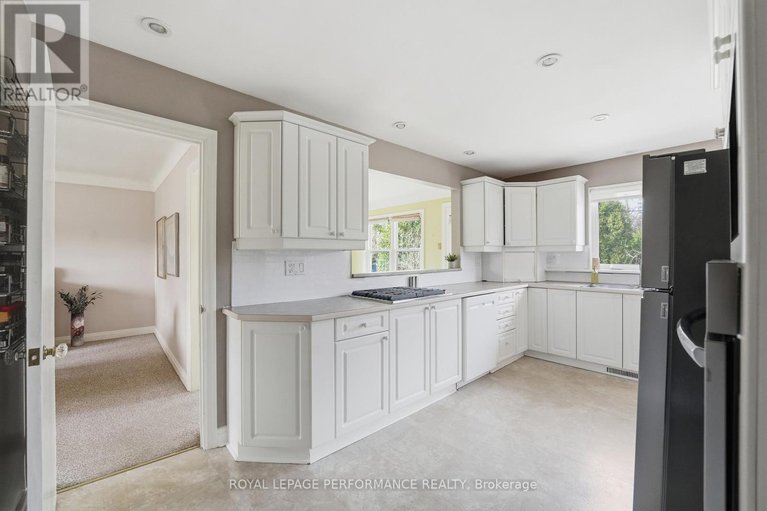 29644956/880-melwood-avenue/mckellar-heightsglabar-park/ottawa/ontario/K2A3C3_17