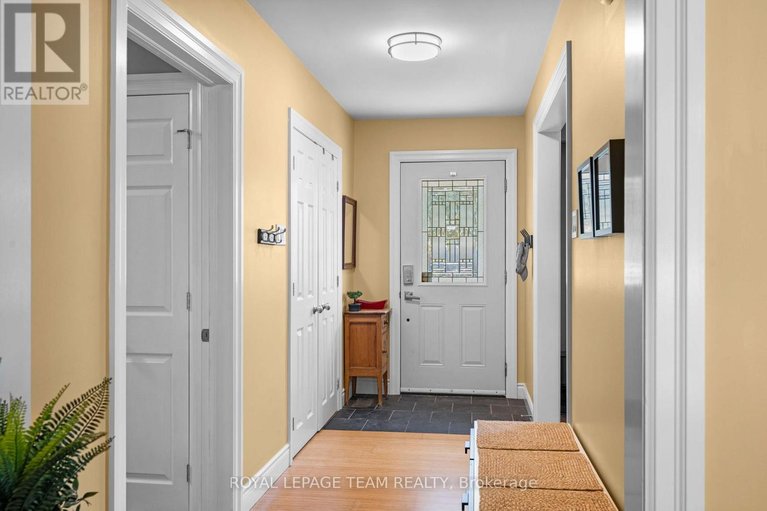 29669851/1986-fairbanks-avenue/alta-vistafaircrest-heights/ottawa/ontario/K1H5Y6_3