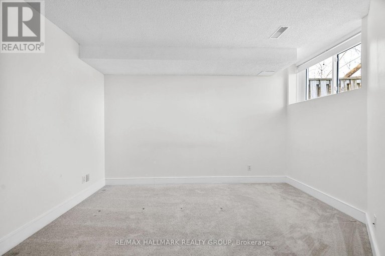 28403096/25-1400-wildberry-court/chapel-hill/ottawa/ontario/K1C7K6_18