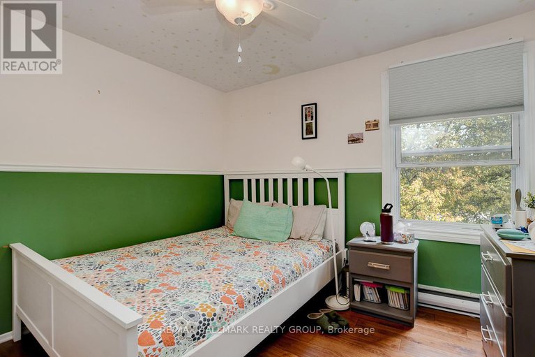 28827238/2094-eric-crescent/pineview/ottawa/ontario/K1B4P4_23