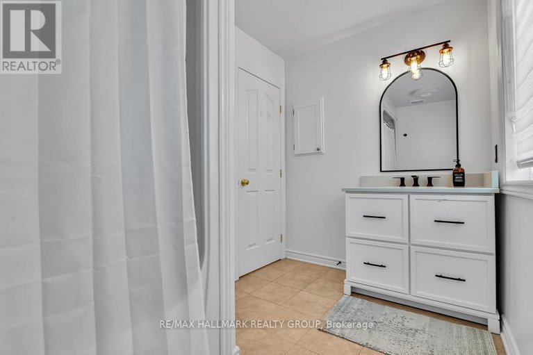 29663474/702-mud-creek-crescent/riverside-southgloucester-glen/ottawa/ontario/K1V1W3_24