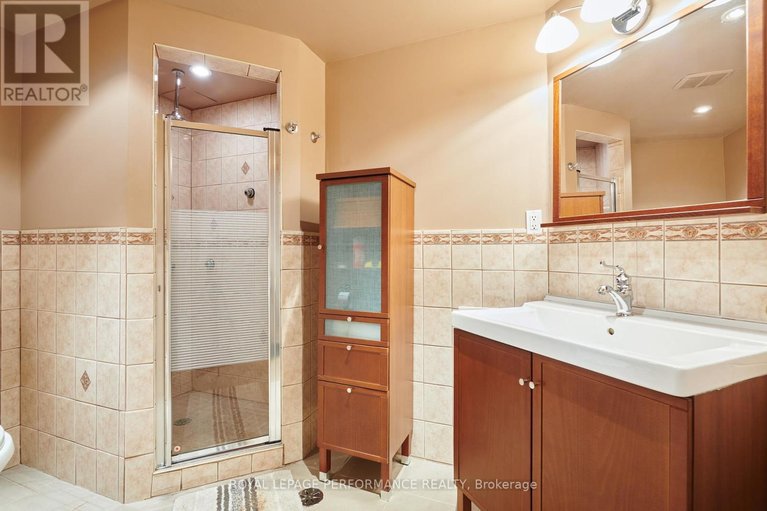 29673888/401-phoenix-crescent/bilberry-creekqueenswood-heights/ottawa/ontario/K1E1V6_29