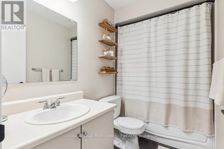 28749249/68-1732-shamandura-lane/orleanssunridge/ottawa/ontario/K1C6Z9_31