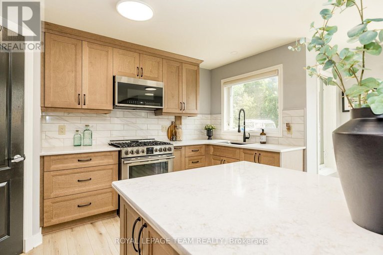 28449853/333-timbertrail-terrace/springridgeeast-village/ottawa/ontario/K4A5A6_12
