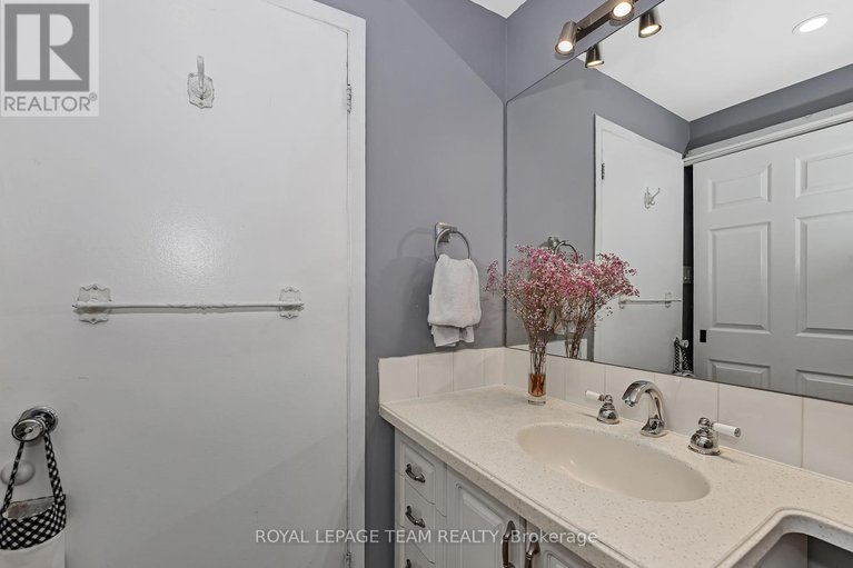 28918766/1095-ambleside-drive/woodroffe/ottawa/ontario/K2B8E2_18