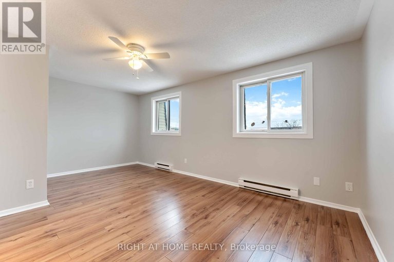 29240371/25b-bertona-street/craig-henrywoodvale/ottawa/ontario/K2G4G7_18