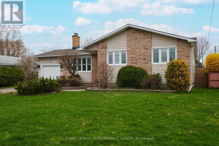 29673888/401-phoenix-crescent/bilberry-creekqueenswood-heights/ottawa/ontario/K1E1V6_2