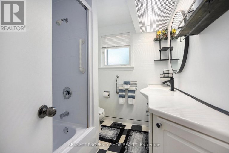 28778645/846-borland-drive/chatelaine-village/ottawa/ontario/K1E1X5_15