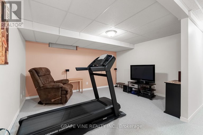 28662604/34-four-seasons-drive/borden-farmstewart-farmcarleton-heightsparkwood-hills/ottawa/ontario/K2E7P8_22