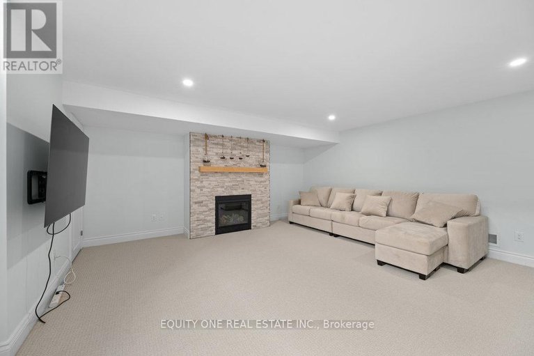 28348063/704-brian-good-avenue/riverside-southgloucester-glen/ottawa/ontario/K4M0C1_24