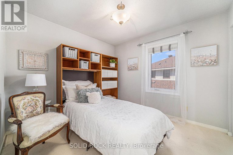 28650656/19-cullen-court/craig-henrywoodvale/ottawa/ontario/K2G4Z2_21