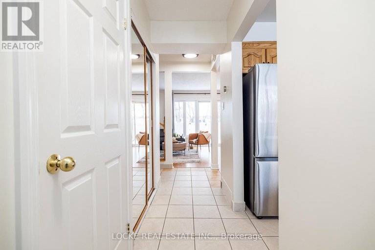 29239640/22-550-straby-avenue/overbrookcastle-heights/ottawa/ontario/K1K1H1_2