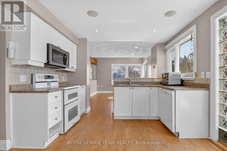 29422751/5965-rideau-valley-drive-n/manotick-south-to-roger-stevens/ottawa/ontario/K4M1B3_7