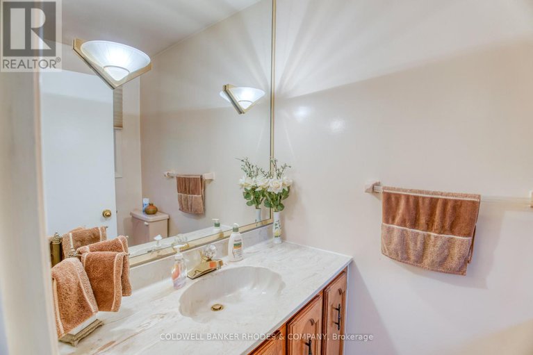 29040385/2005-neepawa-avenue/carlingwood/ottawa/ontario/K2A3L4_11