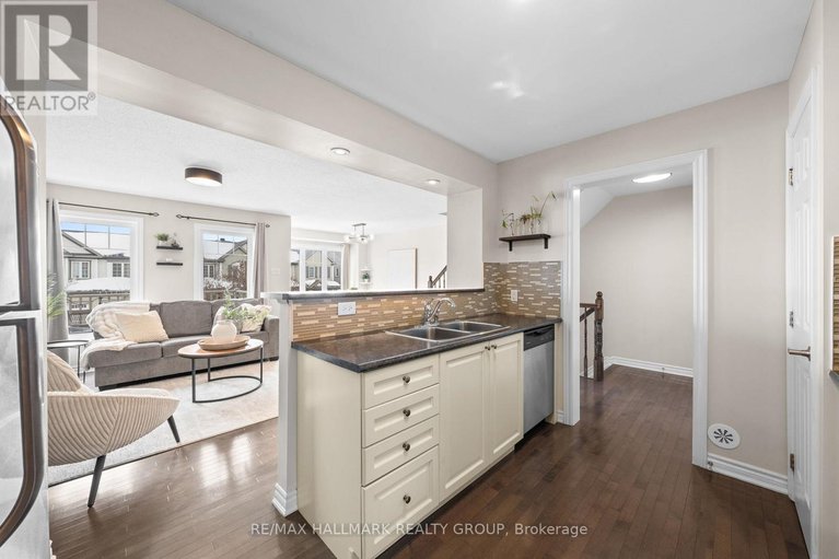 29402319/128-sunshine-crescent/notting-hillsummerside/ottawa/ontario/K4A0V3_16