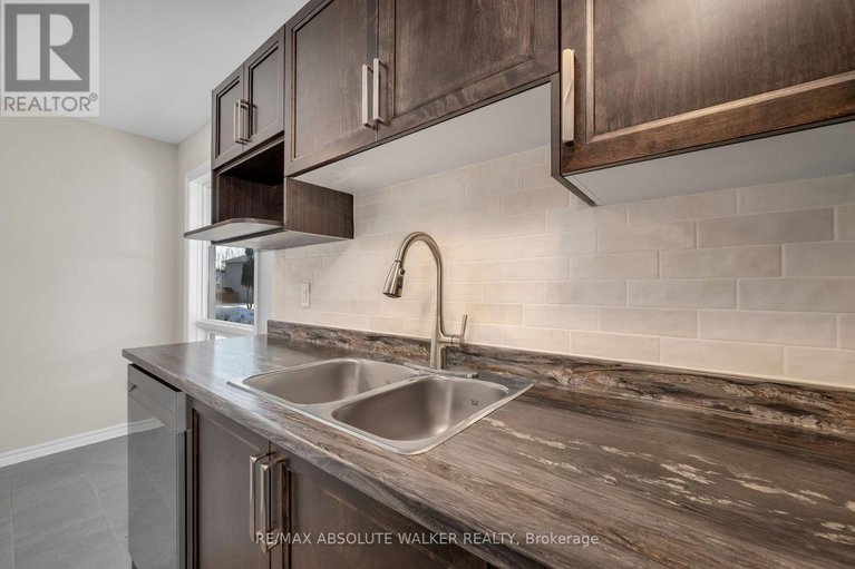 29427977/1538-briarfield-crescent/fallingbrookridgemount/ottawa/ontario/K4A1Z9_15