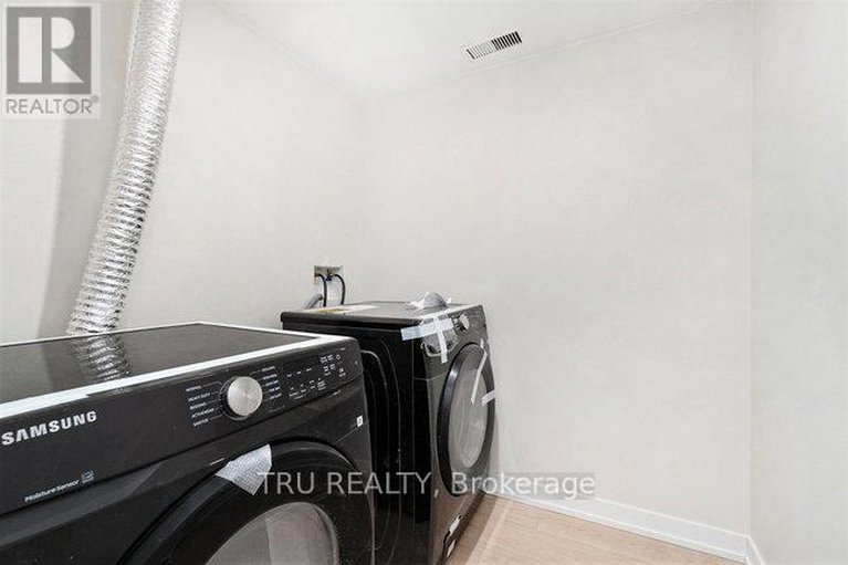 28740163/39-sunnycrest-drive/city-viewskylinefisher-heightsparkwood-hills/ottawa/ontario/K2E5Y4_30