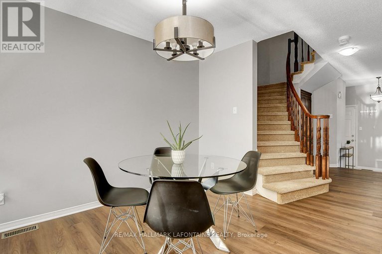 28827853/446-lawler-crescent/chatelaine-village/ottawa/ontario/K4A3Y3_11