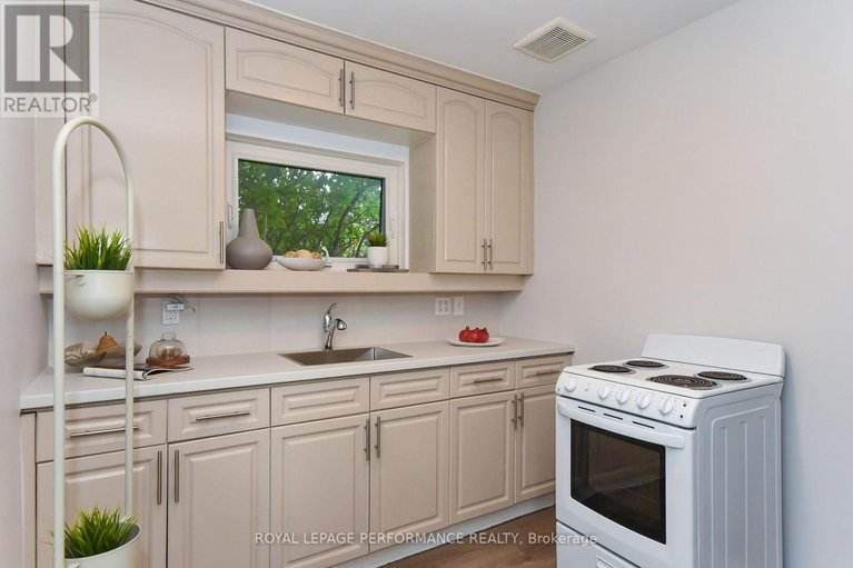 28902188/274-queen-mary-street/overbrookcastle-heights/ottawa/ontario/K1K1X2_14