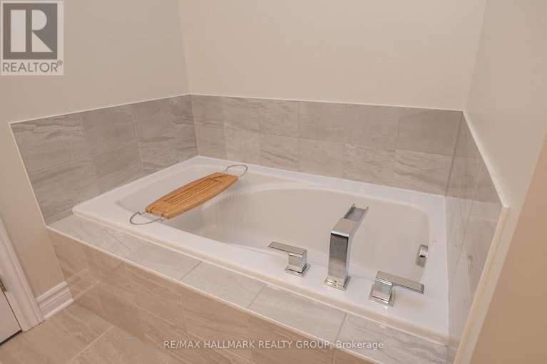 28443105/208-sittelle-private/fallingbrookgardenway-south/ottawa/ontario/K4A1G1_30