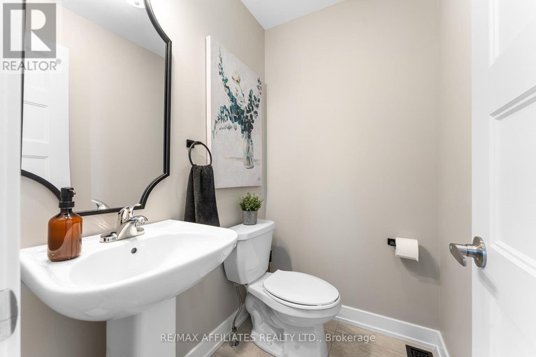28381839/156-hybrid-street/embrun/russell/ontario/K0A1W0_26