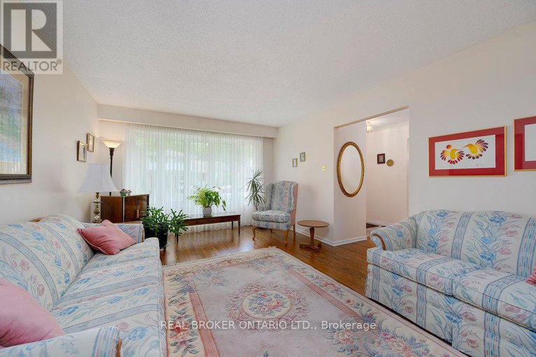 28522793/31-oakhurst-crescent/blackburn-hamlet/ottawa/ontario/K1B4A5_7
