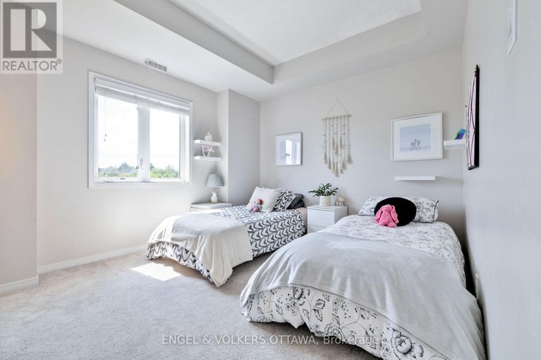 28491799/4-44-sternes-private/springridgeeast-village/ottawa/ontario/K4A0X8_28