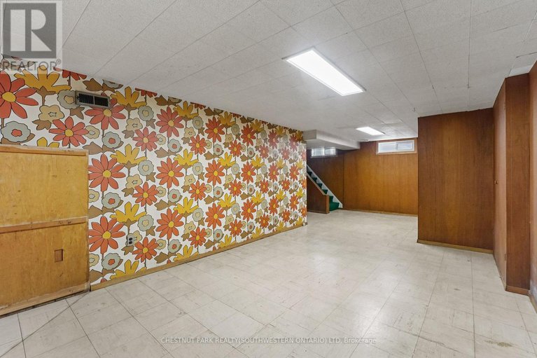 29207930/809-smyth-road-n/elmvale-acres/ottawa/ontario/K1G1P2_25